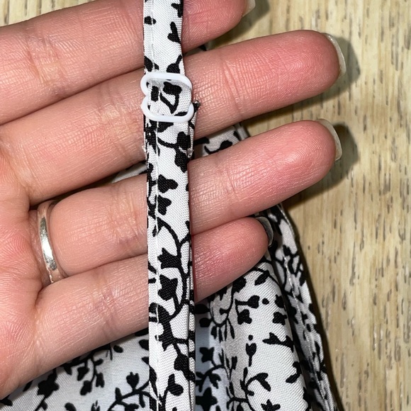 Shein || M Vacay small black & white floral - Picture 5 of 6